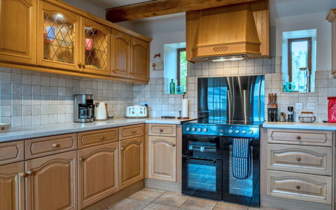 Town Farm Cottage: Køkken, Cabinetry, Countertop, Køkken Apparat, Indretning, Gulvbelægning, Større Bandage, Møbel, Træ, Komfur