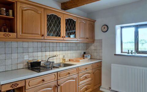 Town Farm Cottage: Køkken, Cabinetry, Countertop, Træ, Gulvbelægning, Indretning, Køkken Apparat, Møbel, Skab, Skuffe