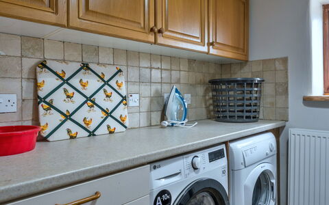 Town Farm Cottage: Køkken, Større Bandage, Køkken Apparat, Countertop, Vaskemaskine, Husholdningsapparat, Gulvbelægning, Vaskerum, Indretning, Cabinetry
