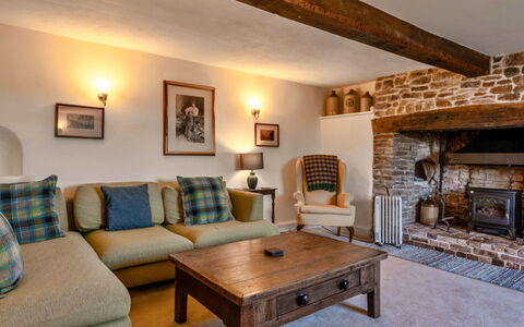 Syncocks Farm Cottage: Møbel, Væg, Træ, Indretning, Gulvbelægning, Stue, Couch, Loft, Hjem, Etage