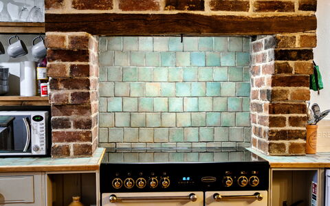 Syncocks Farm Cottage: Væg, Køkken, Mursten, Indretning, Gulvbelægning, Køkken Apparat, Møbel, Etage, Countertop, Flise