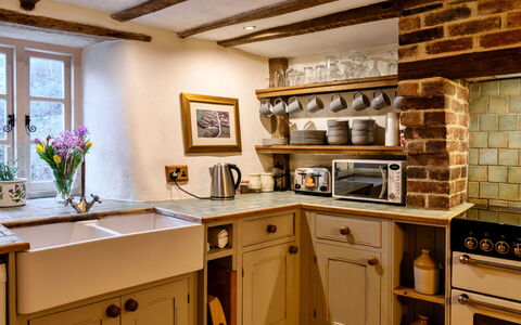 Syncocks Farm Cottage: Træ, Møbel, Indretning, Køkken, Cabinetry, Gulvbelægning, Hjem, Belysning, Loft, Køkken Apparat