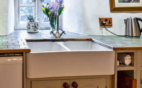 Syncocks Farm Cottage: Køkkenvask, Sanitærarmatur, Køkken, Håndvask, Countertop, Tap, Gulvbelægning, Vvs, Indretning, Cabinetry