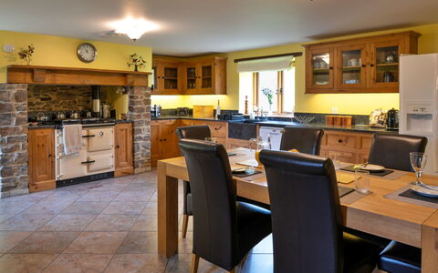 Oak Leaf Cottage: Møbel, Indretning, Gulvbelægning, Køkken, Countertop, Træ, Cabinetry, Etage, Køkken & Spisebord, Belysning