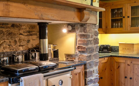 Oak Leaf Cottage: Køkken, Køkken Apparat, Indretning, Møbel, Gulvbelægning, Countertop, Træ, Cabinetry, Større Bandage, Husholdningsapparat