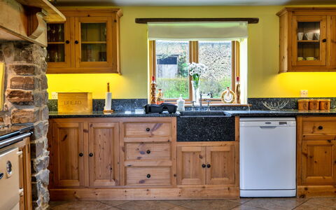 Oak Leaf Cottage: Køkken, Countertop, Cabinetry, Indretning, Møbel, Gulvbelægning, Køkken Apparat, Træ, Større Bandage, Skab