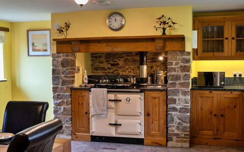 Oak Leaf Cottage: Møbel, Indretning, Gulvbelægning, Træ, Cabinetry, Køkken Apparat, Køkken, Countertop, Belysning, Etage