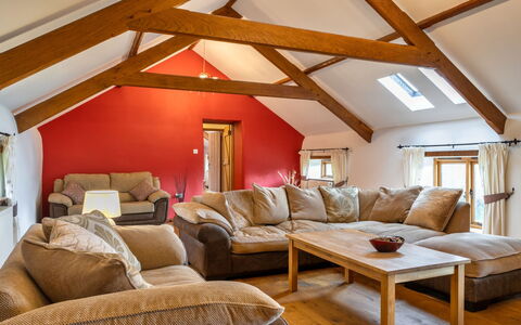 Oak Leaf Cottage: Møbel, Indretning, Træ, Gulvbelægning, Loft, Etage, Trægulve, Couch, Værelse, Stue