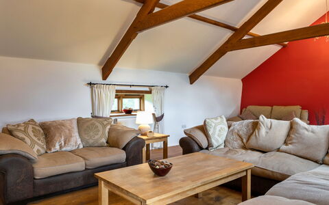 Oak Leaf Cottage: Møbel, Indretning, Gulvbelægning, Træ, Etage, Couch, Loft, Trægulve, Værelse, Stue