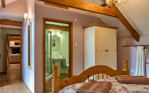 Oak Leaf Cottage: Indretning, Møbel, Væg, Gulvbelægning, Træ, Loft, Etage, Værelse, Seng, Soveværelse