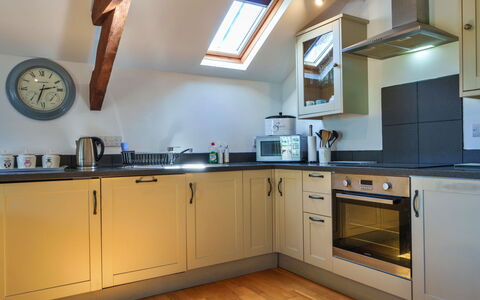 Little Norley: Køkken, Køkken Apparat, Countertop, Større Bandage, Indretning, Gulvbelægning, Træ, Møbel, Cabinetry, Komfur