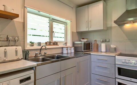 Brockwood: Køkken Apparat, Køkken, Countertop, Cabinetry, Større Bandage, Husholdningsapparat, Indretning, Komfur, Køkkenvask, Komfur