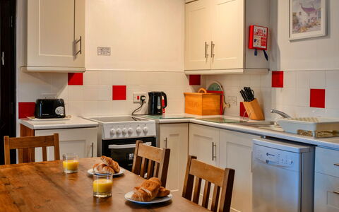 Old Nog Cottage, Stowford: Møbel, Køkken, Køkken Apparat, Større Bandage, Indretning, Gulvbelægning, Træ, Countertop, Værelse, Etage