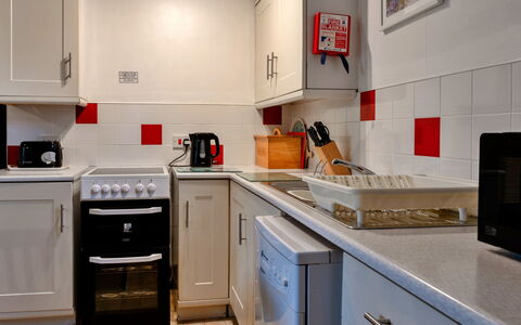 Old Nog Cottage, Stowford: Køkken Apparat, Køkken, Større Bandage, Countertop, Komfur, Komfur, Husholdningsapparat, Indretning, Gulvbelægning, Lille Apparat