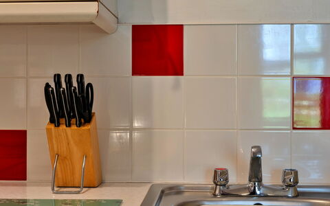 Old Nog Cottage, Stowford: Rød, Køkken, Countertop, Køkken Apparat, Flise, Tap, Køkkenvask, Håndvask, Vvs, Sanitærarmatur