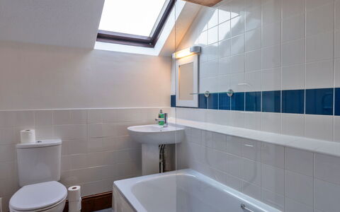 Old Nog Cottage, Stowford: Badeværelse, Sanitærarmatur, Væg, Gulvbelægning, Etage, Badekar, Tap, Håndvask, Indretning, Vvs
