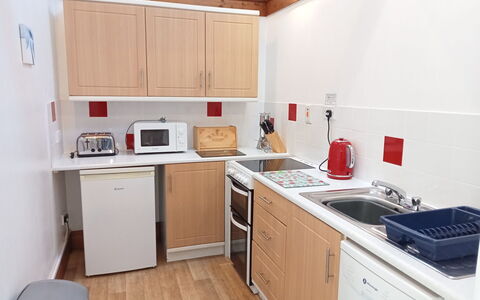Halcyon Cottage, Stowford: Køkken, Køkken Apparat, Countertop, Større Bandage, Cabinetry, Møbel, Køkkenvask, Indretning, Håndvask, Komfur