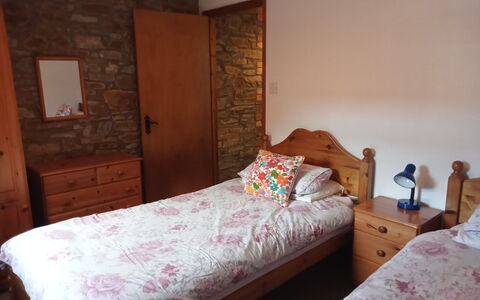 Halcyon Cottage, Stowford: Seng, Soveværelse, Sengetøj, Sengetøj, Træ, Møbel, Etage, Textile, Sengetøj, Gulvbelægning