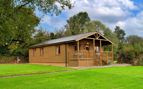 Tarka'S Holt Log Cabin, Stowford: Træ, Sommerhus, Bjælkehytte, Garden Bygninger, Hårdttræ, Veranda, Skur, Bejdse, Lawn, Gård
