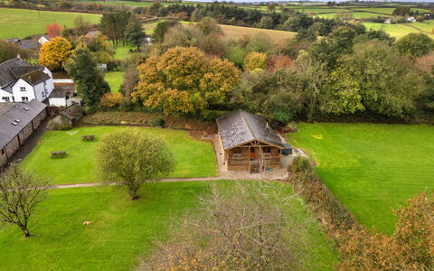 Tarka'S Holt Log Cabin, Stowford: Græs, Træ, Græs-, Almindeligt, Landskab, Landdistrikt, Land Lot, Sommerhus, Menneskelig Bosættelse