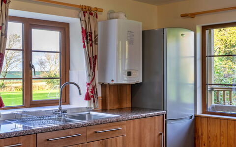 Tarka'S Holt Log Cabin, Stowford: Køkken, Køkken Apparat, Træ, Gulvbelægning, Indretning, Cabinetry, Countertop, Møbel, Etage, Køkkenvask