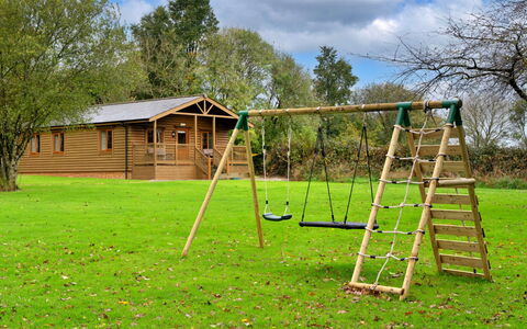 Tarka'S Holt Log Cabin, Stowford: Træ, Legepladsudstyr, Skygge, Have, Lawn, Svinge, Legeplads, Parkere, Gård, Bejdse