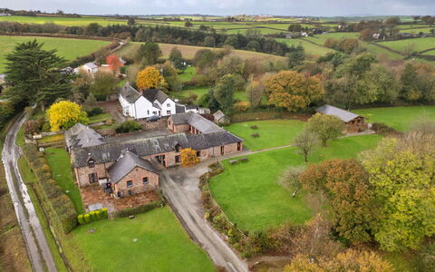 Tarka'S Holt Log Cabin, Stowford: Græs, Træ, Hus, Landskab, Almindeligt, Landdistrikt, Hjem, Land Lot, Sommerhus
