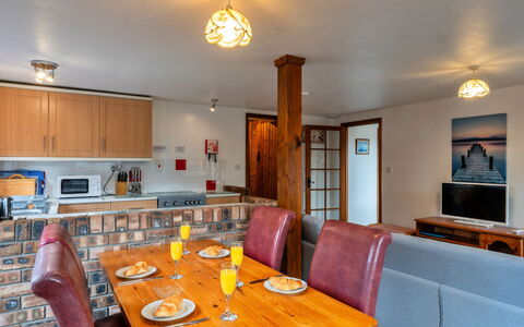 Tarquol Cottage, Stowford: Møbel, Indretning, Træ, Gulvbelægning, Loft, Etage, Værelse, Bord, Couch, Stue