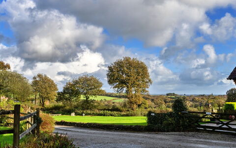 Tarquol Cottage, Stowford: Busk, Sky, Land Lot, Landdistrikt, Have, Landscaping, Eng, Cumulus, Meteorologisk Fænomen, Mark