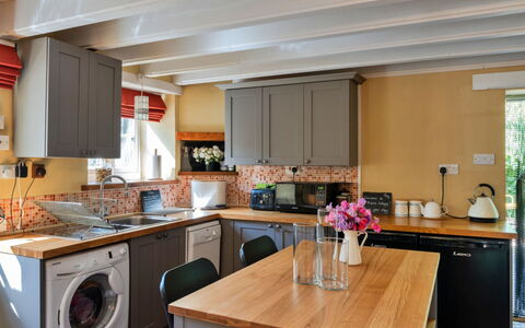 Marsh Cottage: Countertop, Køkken, Møbel, Indretning, Cabinetry, Gulvbelægning, Køkken Apparat, Træ, Større Bandage, Loft
