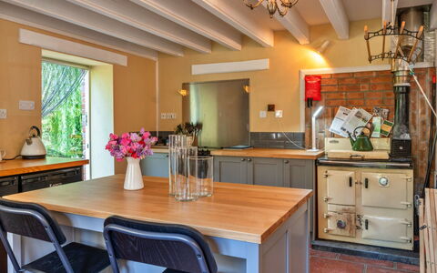 Marsh Cottage: Køkken, Countertop, Køkken Apparat, Møbel, Indretning, Cabinetry, Større Bandage, Træ, Gulvbelægning, Husholdningsapparat