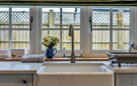 The Cottage at High Bickington: Køkken, Indretning, Køkkenvask, Sanitærarmatur, Countertop, Håndvask, Tap, Belysning, Hjem, Vvs