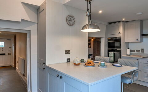 The Cottage at High Bickington: Indretning, Køkken, Væg, Cabinetry, Countertop, Gulvbelægning, Loft, Træ, Møbel, Køkken Apparat
