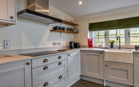 The Cottage at High Bickington: Køkken, Træ, Countertop, Cabinetry, Køkken Apparat, Indretning, Større Bandage, Gulvbelægning, Husholdningsapparat, Loft