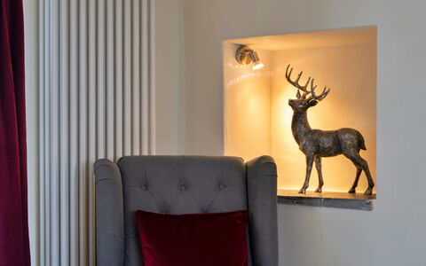 The Cottage at High Bickington: Indretning, Belysning, Møbel, Værelse, Billedramme, Lysarmatur, Lampe, Antler, Stue, Naturmateriale