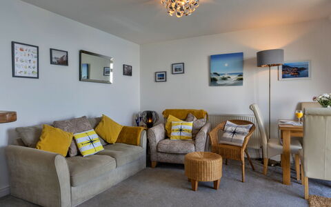 Sea Views Apartment in Ilfracombe: Møbel, Væg, Couch, Indretning, Hjem, Stue, Gulvbelægning, Lejlighed, Værelse, Etage