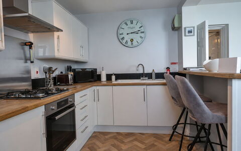 Sea Views Apartment in Ilfracombe: Møbel, Indretning, Gulvbelægning, Cabinetry, Træ, Countertop, Etage, Køkken, Værelse, Større Bandage