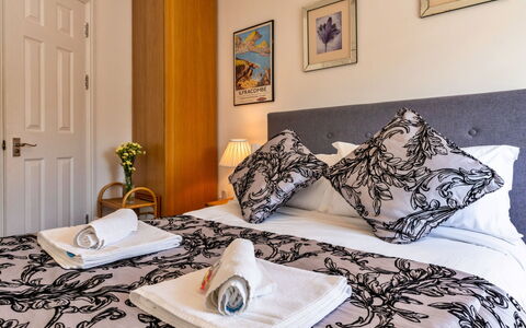 Sea Views Apartment in Ilfracombe: Lejlighed, Soveværelse, Seng, Sengetøj, Sengetøj, Hotel, Bed Frame, Pude