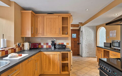 The Old School House at Instow: Køkken, Countertop, Cabinetry, Indretning, Møbel, Gulvbelægning, Træ, Køkken Apparat, Større Bandage, Etage