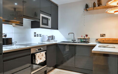 Plymouth City Apartment 15: Køkken, Køkken Apparat, Countertop, Møbel, Cabinetry, Større Bandage, Indretning, Gulvbelægning, Træ, Husholdningsapparat