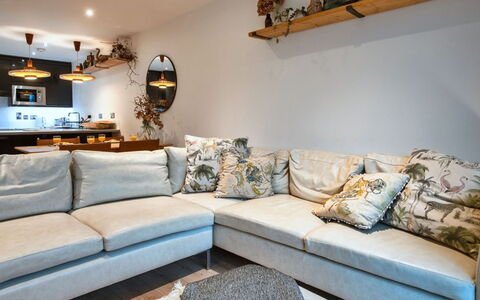 Plymouth City Apartment 15: Møbel, Indretning, Gulvbelægning, Etage, Couch, Stue, Trægulve, Værelse, Hjem, Lejlighed