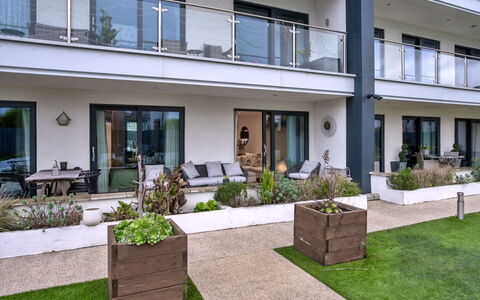 Plymouth City Apartment 15: Lejlighed, Altan, Landscaping, Walkway, Gårdsplads