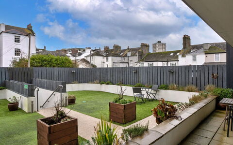 Plymouth City Apartment 15: Have, Backyard, Gårdsplads, Landscaping, Gård, Blomsterkrukke, Beton, Kunstgræs, Stueplante, Lawn