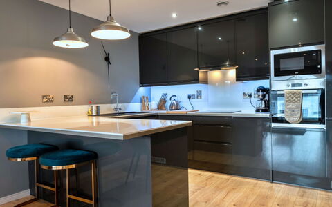 Plymouth Residence 53: Møbel, Countertop, Indretning, Køkken, Cabinetry, Gulvbelægning, Lysarmatur, Køkken Apparat, Loft, Træ