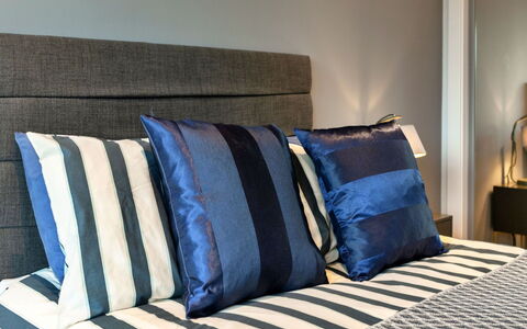 Plymouth Residence 53: Soveværelse, Sengetøj, Møbel, Sengetøj, Seng, Sengetøj, Throw Pillow, Bed Frame, Pude, Pude