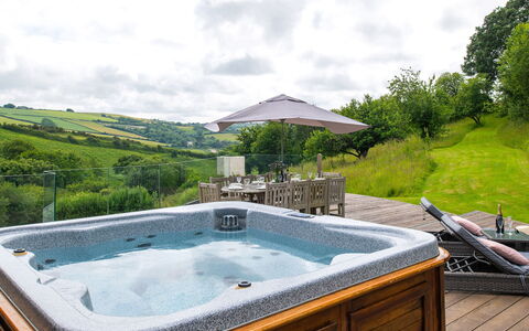 Coulscott Old Barn: Svømmepøl, Udvej, Eco Hotel, Jacuzzi, Badekar, Estate, Landscaping, Stuehus, Sanitærarmatur