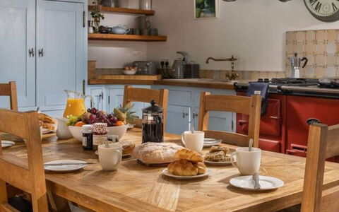 Coulscott Old Barn: Møbel, Køkken, Cabinetry, Træ, Countertop, Gulvbelægning, Bordservice, Køkken Apparat, Indretning, Køkken & Spisebord