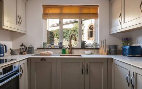 Coulscott Peacock Cottage: Køkken, Countertop, Køkken Apparat, Indretning, Cabinetry, Møbel, Større Bandage, Loft, Hjem, Gulvbelægning