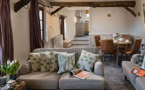 Coulscott Peacock Cottage: Møbel, Indretning, Væg, Couch, Træ, Gulvbelægning, Stue, Værelse, Etage, Loft