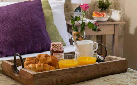 Coulscott Peacock Cottage: Mad, Bordservice, Serveware, Ingrediens, Møbel, Fingermad, Dessert, Drinkware, Morgenmad